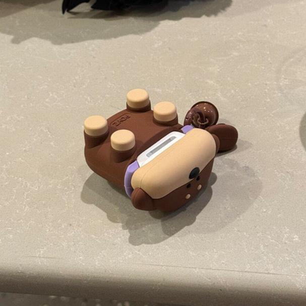 Who’s doggy is it? AirPods case with keychain featuring a fun dog design. Compatible with AirPods Pro 2, AirPods 3, and AirPods 4.