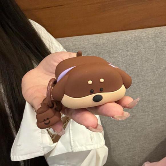 Who’s doggy is it? AirPods case with keychain featuring a fun dog design. Compatible with AirPods Pro 2, AirPods 3, and AirPods 4.