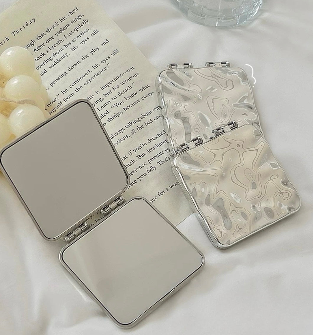 Portable makeup mirror