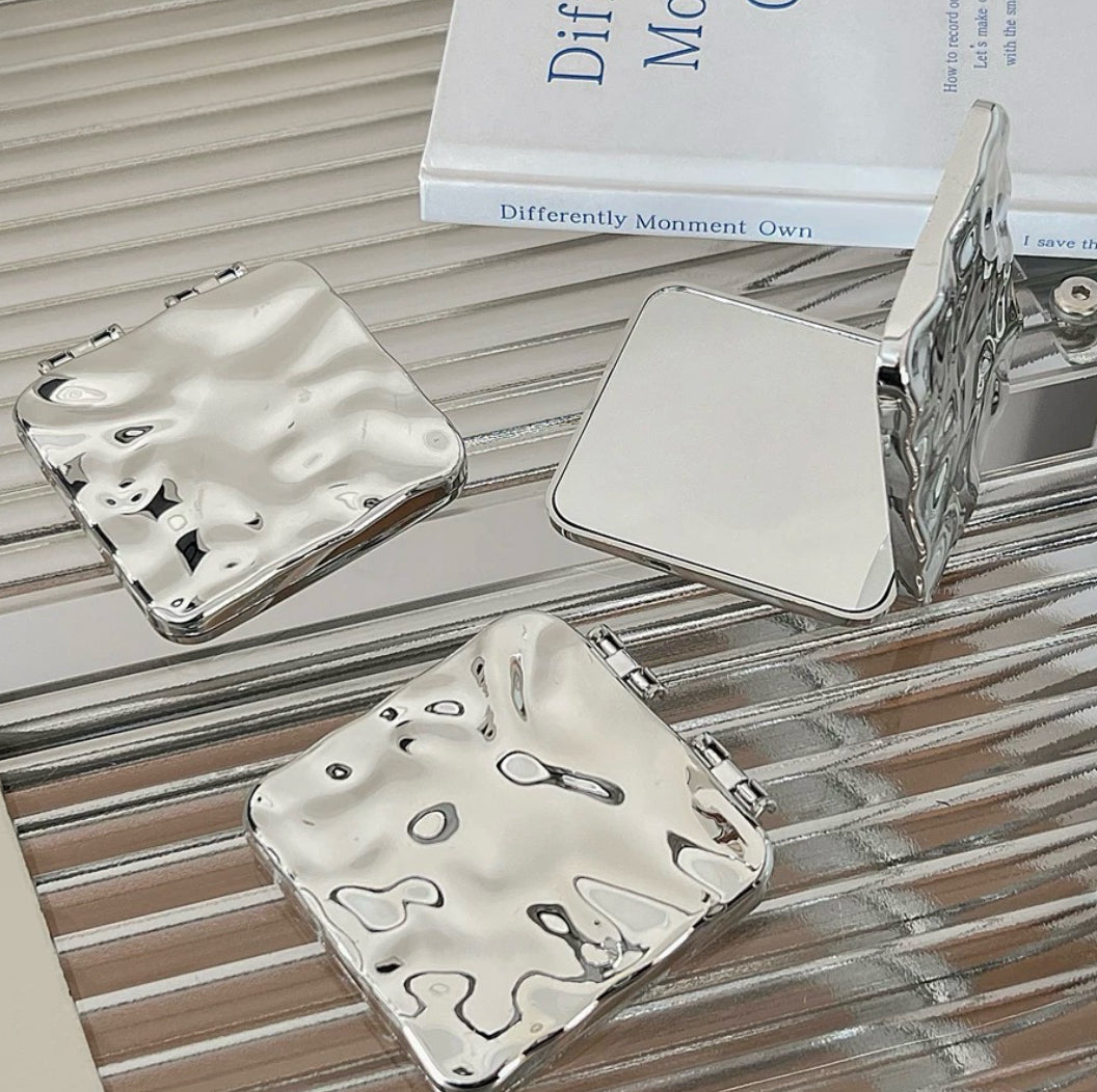 Portable makeup mirror