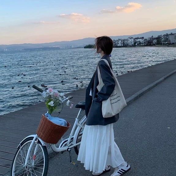 Casual white tote bag